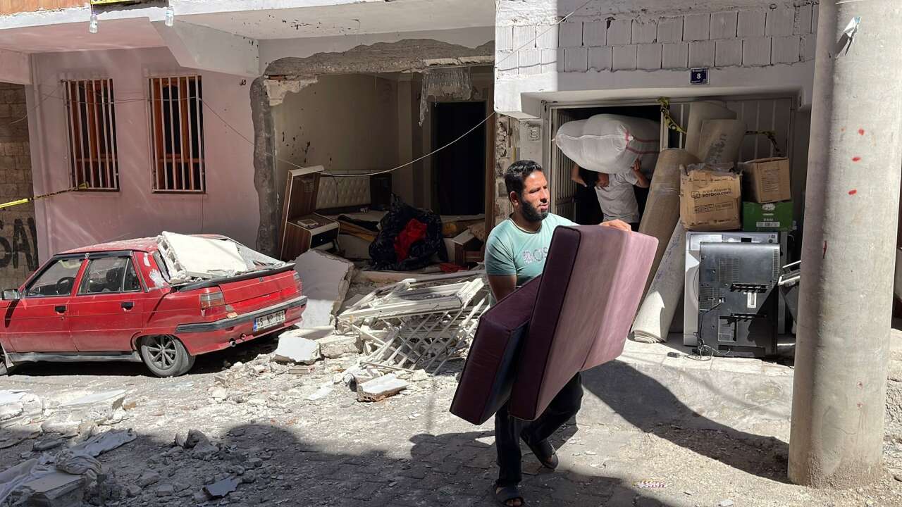 Mutfaktaki gaz sıkışması patlamaya neden oldu! Evin duvarları yıkıldı, araçlar hasar gördü 3